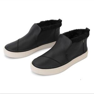 Toms Paxton Black Leather Faux Fur Lined Slip On Sneaker